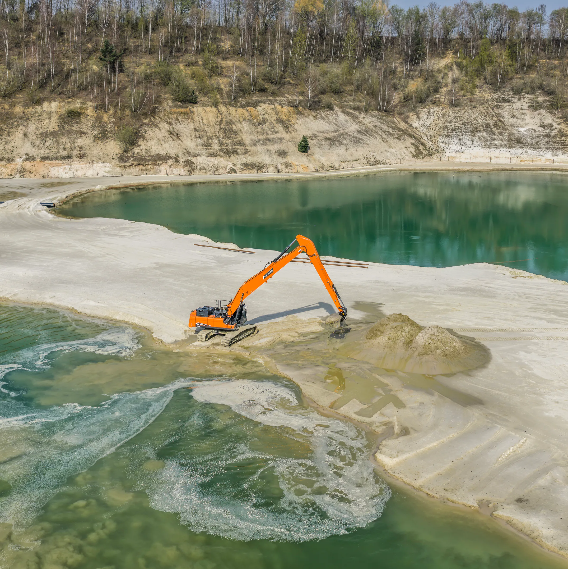 Eind april heeft de 38-tons DX380LC-7 ruim 200 uur gedraaid en is Bruls
uitermate tevreden met de machine. “Het is een supermachine en we zijn
heel blij met onze keuze.”