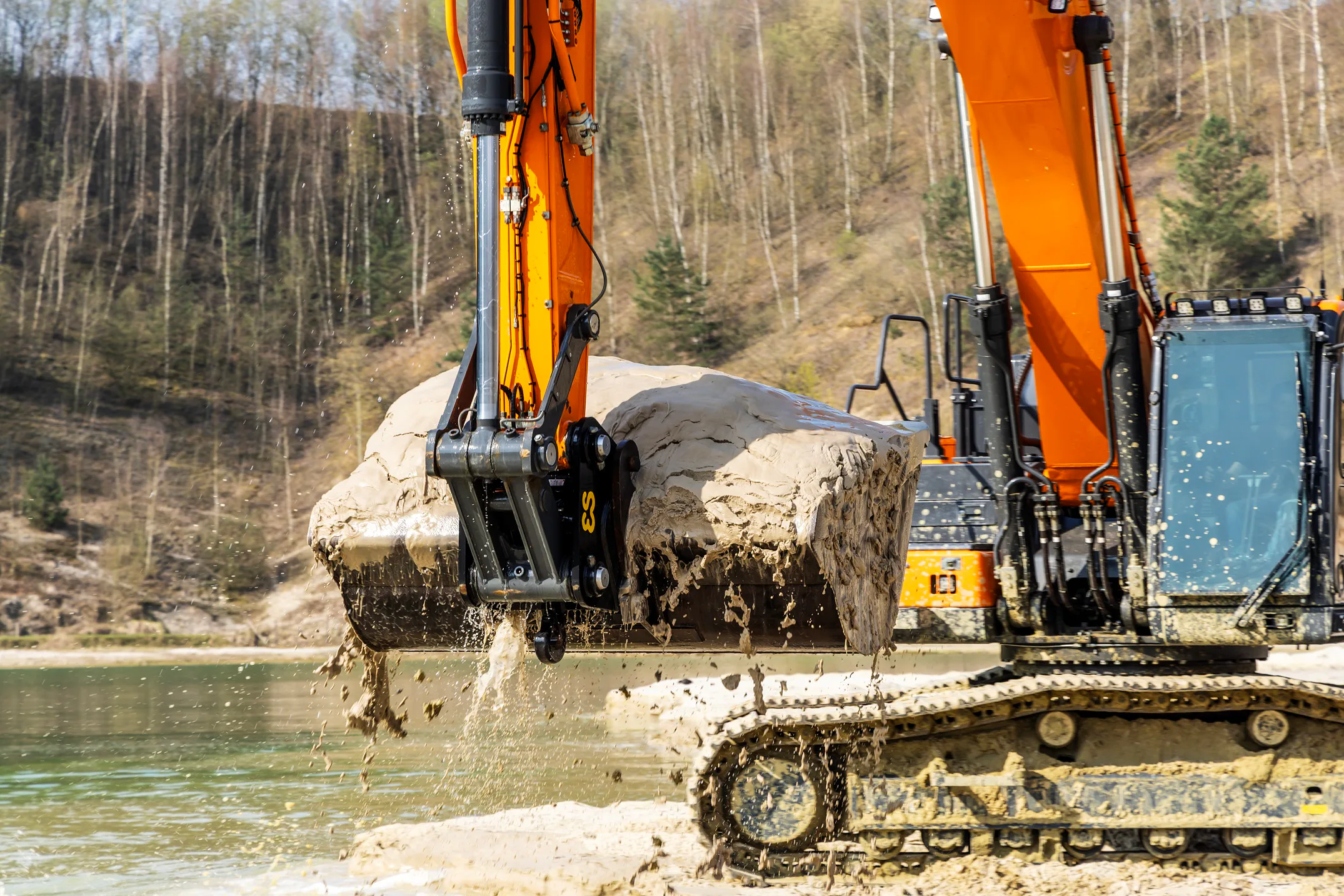 De rupsgraafmachine is onder meer voorzien van extra brede rupsplaten, 4 ton extra contragewicht, bakkinematiek met zwaardere cilinders om onder water in het zand te breken, en twee automatische smeersystemen.