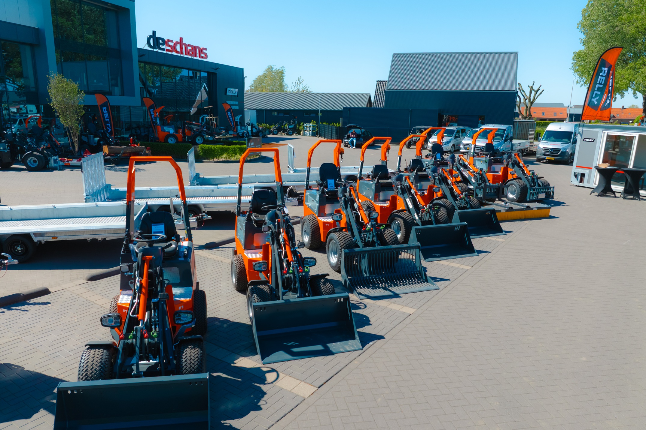 Relly’s in tal van uitvoeringen, met verschillende aanbouwdelen voor grond-, weg- en waterbouw, maar ook voor de agrarische sector, hoveniers en stratenmakers.