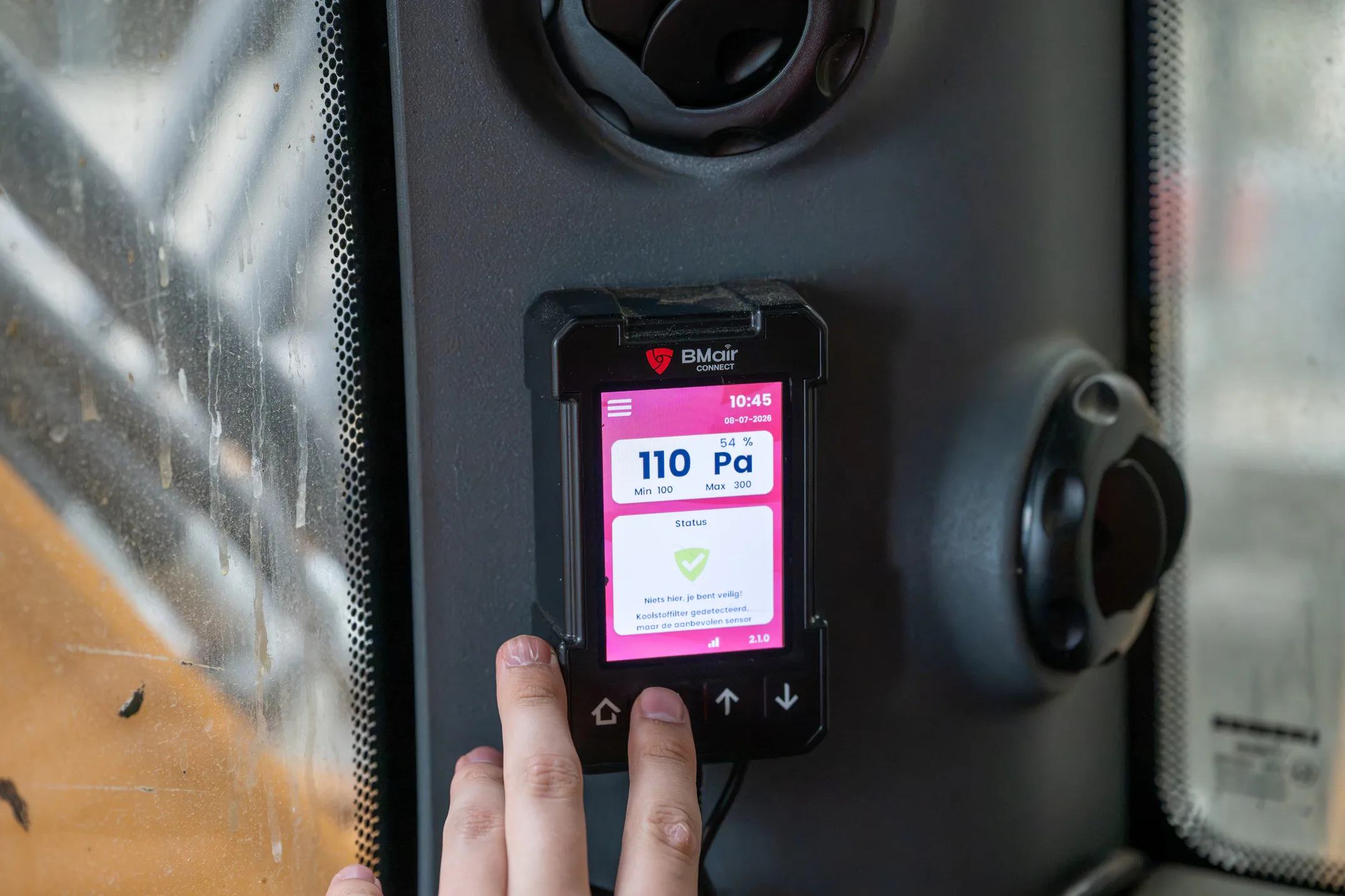 Wanneer bijvoorbeeld een filter richting het einde van de looptijd gaat, verschijnt automatisch een melding op het display in de cabine én in BMair Connect. 