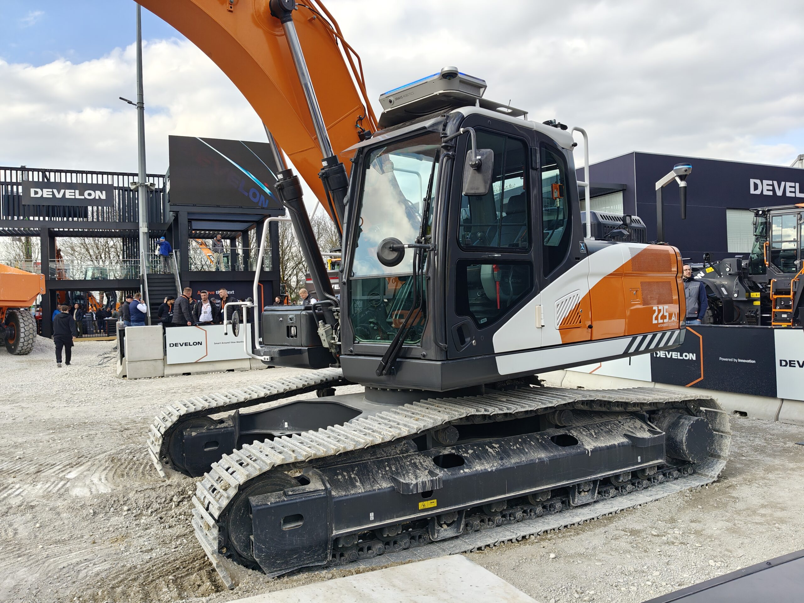 De Develon Real-X, hier op de Bauma 2025 werkt met technologie van Gravis Robotics.