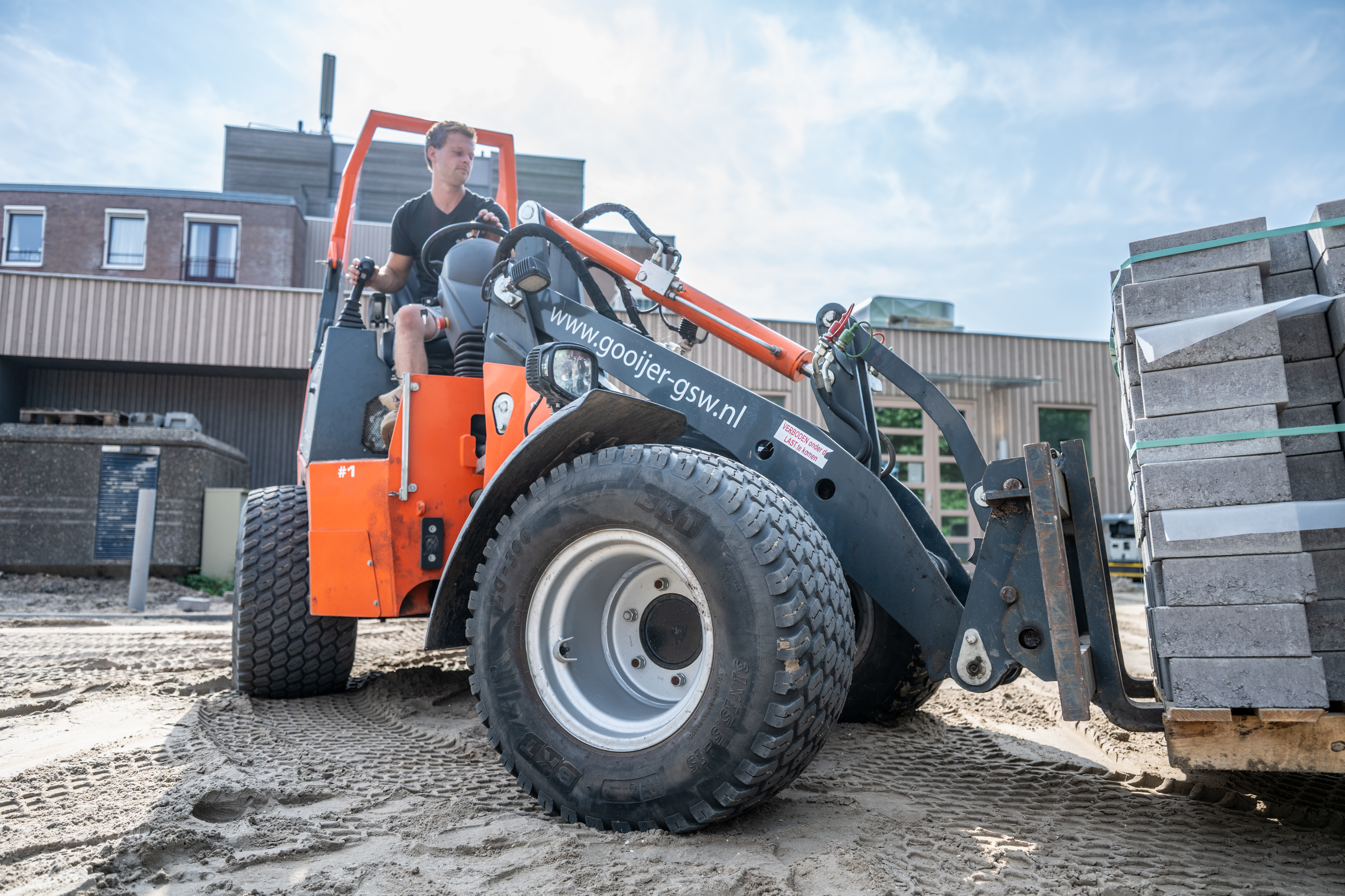 Grof geweld én precisie: jonge stratenmaker buffelt door op Relly