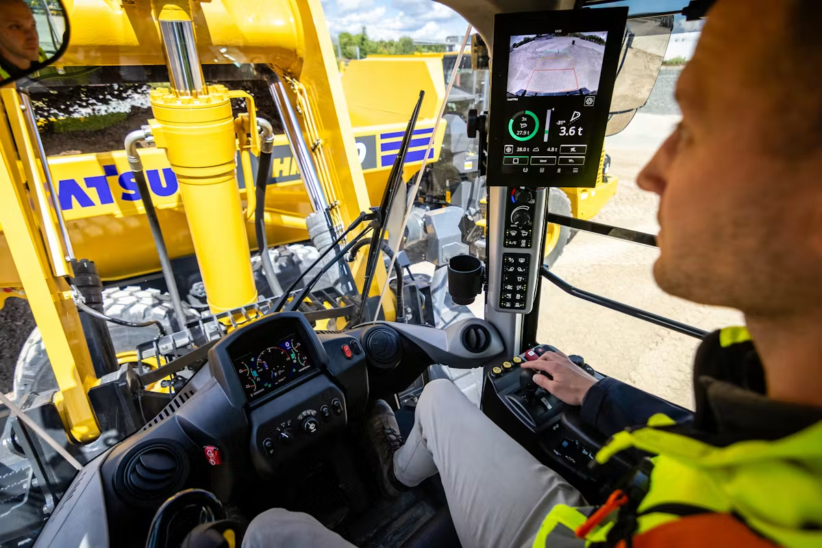Komatsu gebruikt al steeds meer slimme functies om de machinist werk uit handen te nemen.
Foto: Komatsu. 