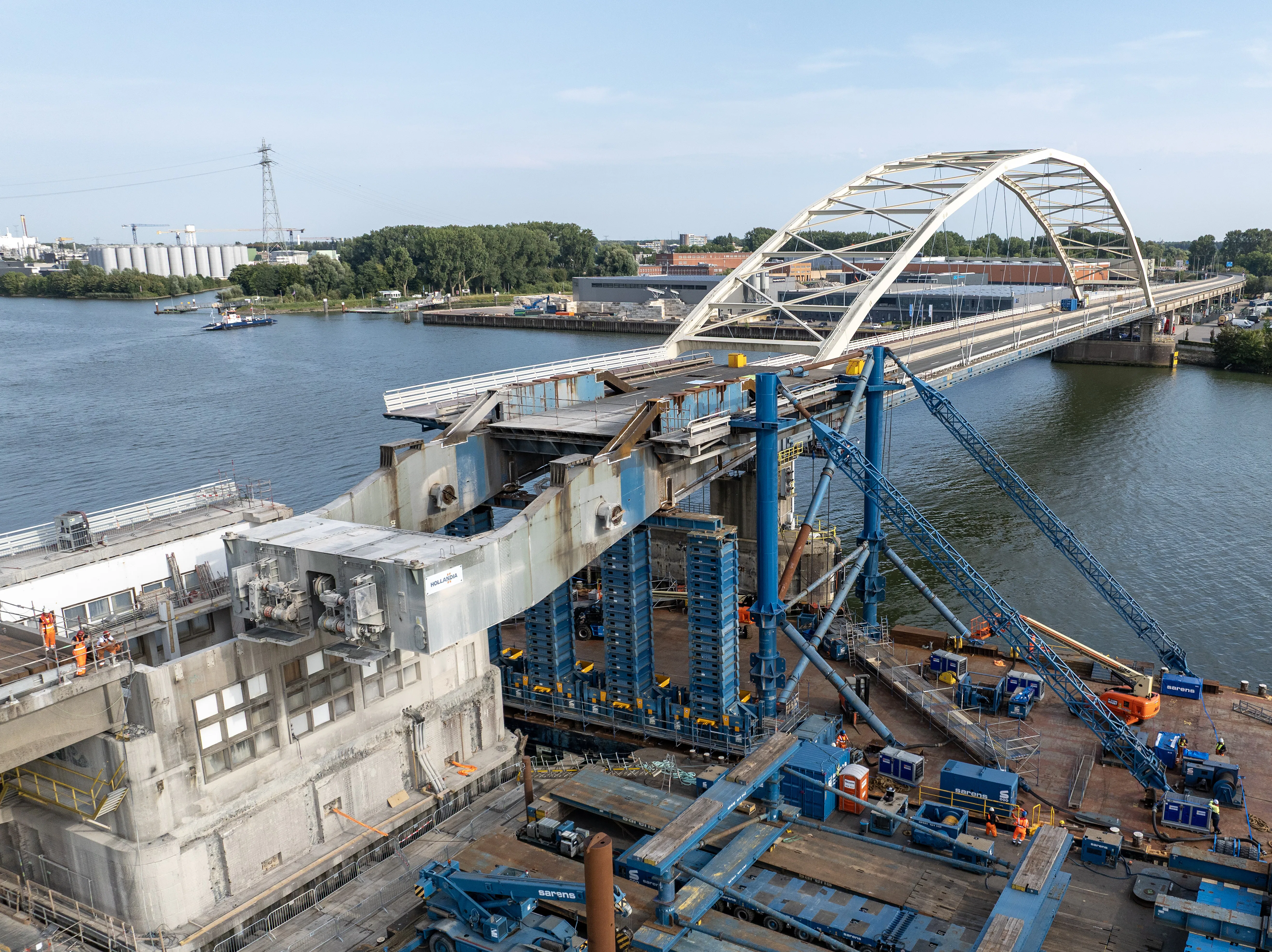 Klep en contragewicht zijn al een stuk verplaatst zodat de constructie kan worden afgezet op het ponton voor transport naar Vlaardingen. Foto:'s Rijkswaterstaat / Studio Retouched.