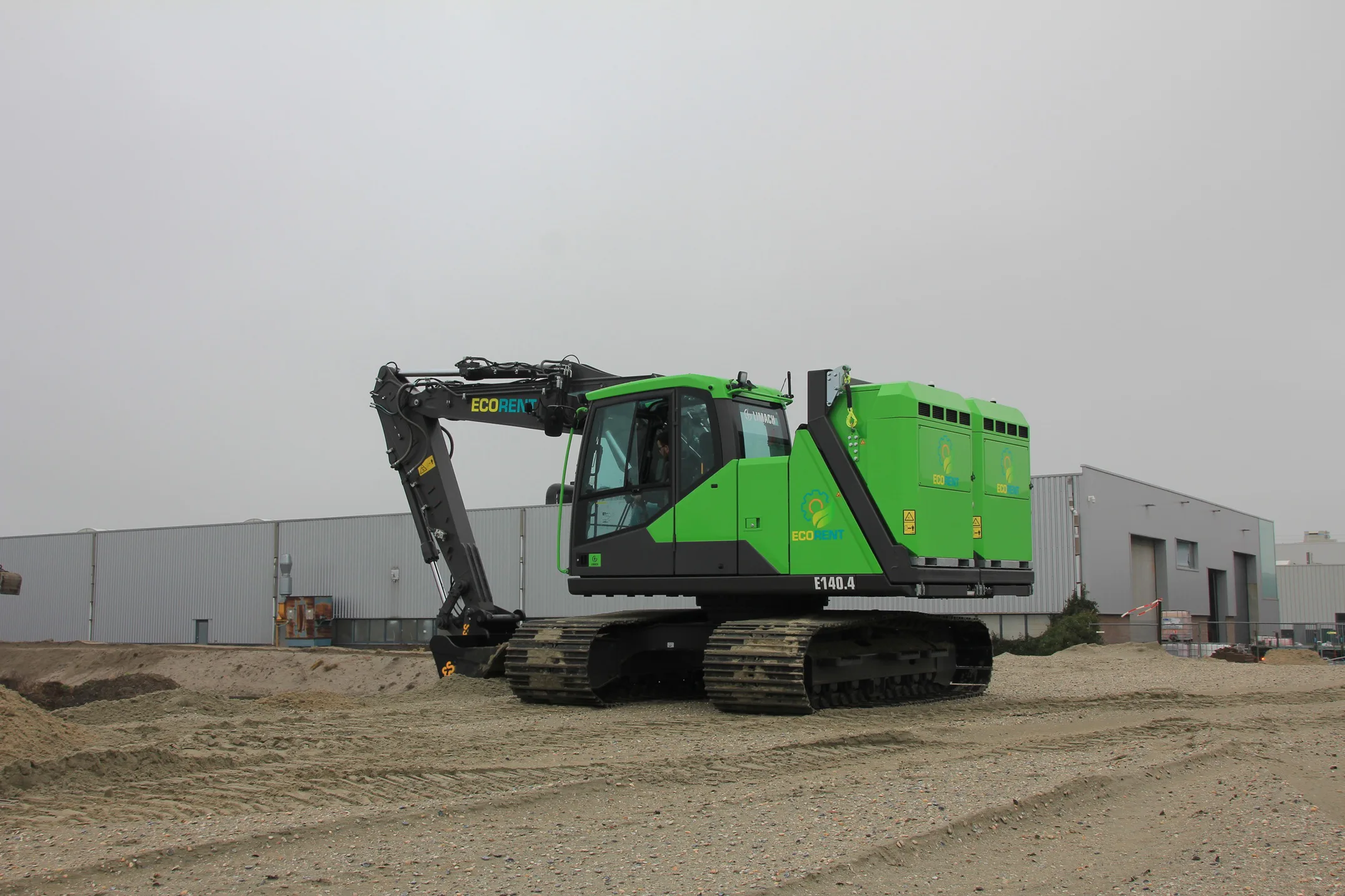 De Limach E140 is te huur in combinatie met verschillende aanbouwdelen, zoals een sloophamer of een trilblok