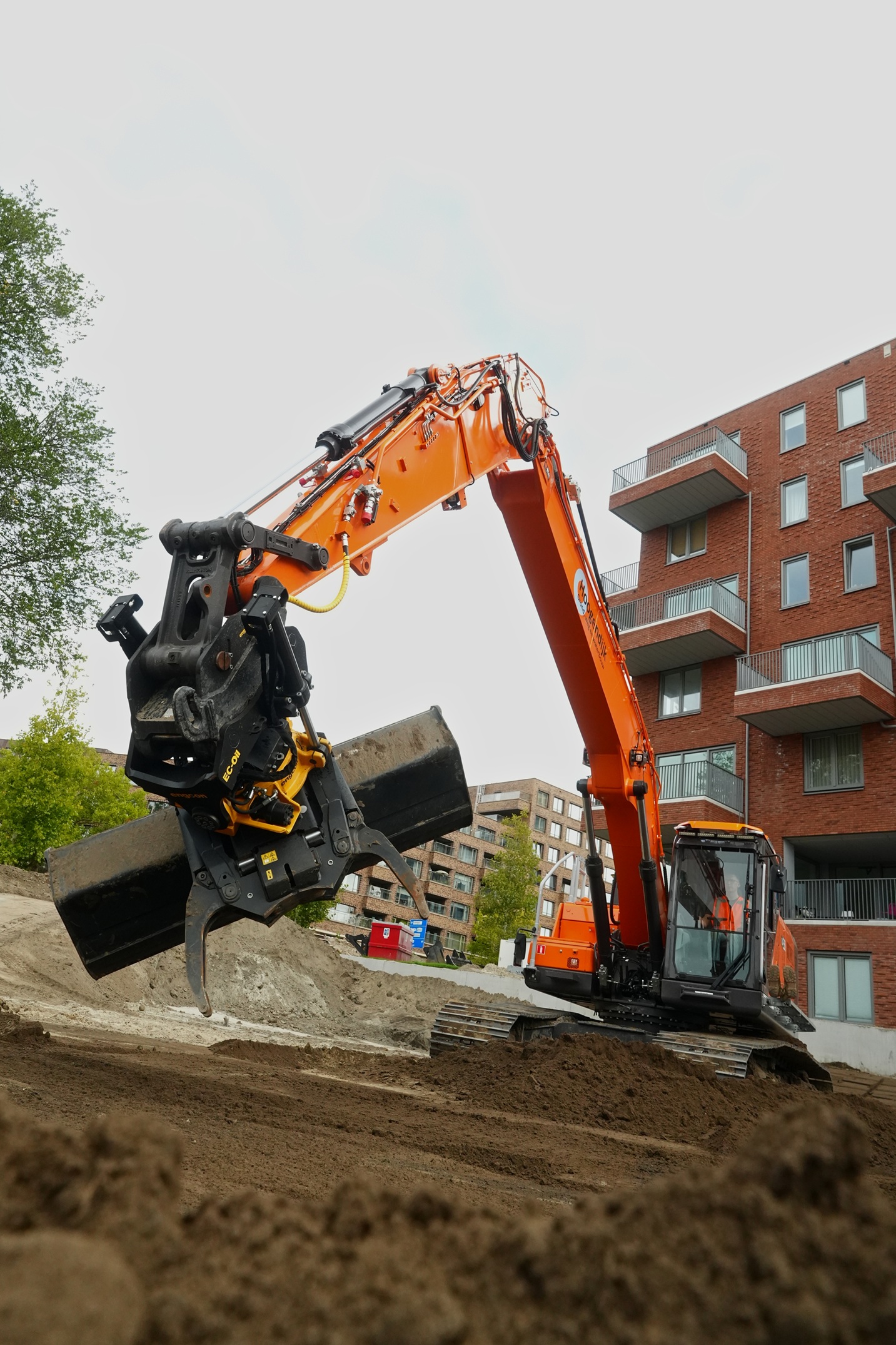 Bij de ombouw van de DX230LC-9 ging veel aandacht uit naar de Engcon QS70
hydraulische snelwissel en het afneembare EC226 QS70-QS70 draaikantelstuk
met EC-Oil.