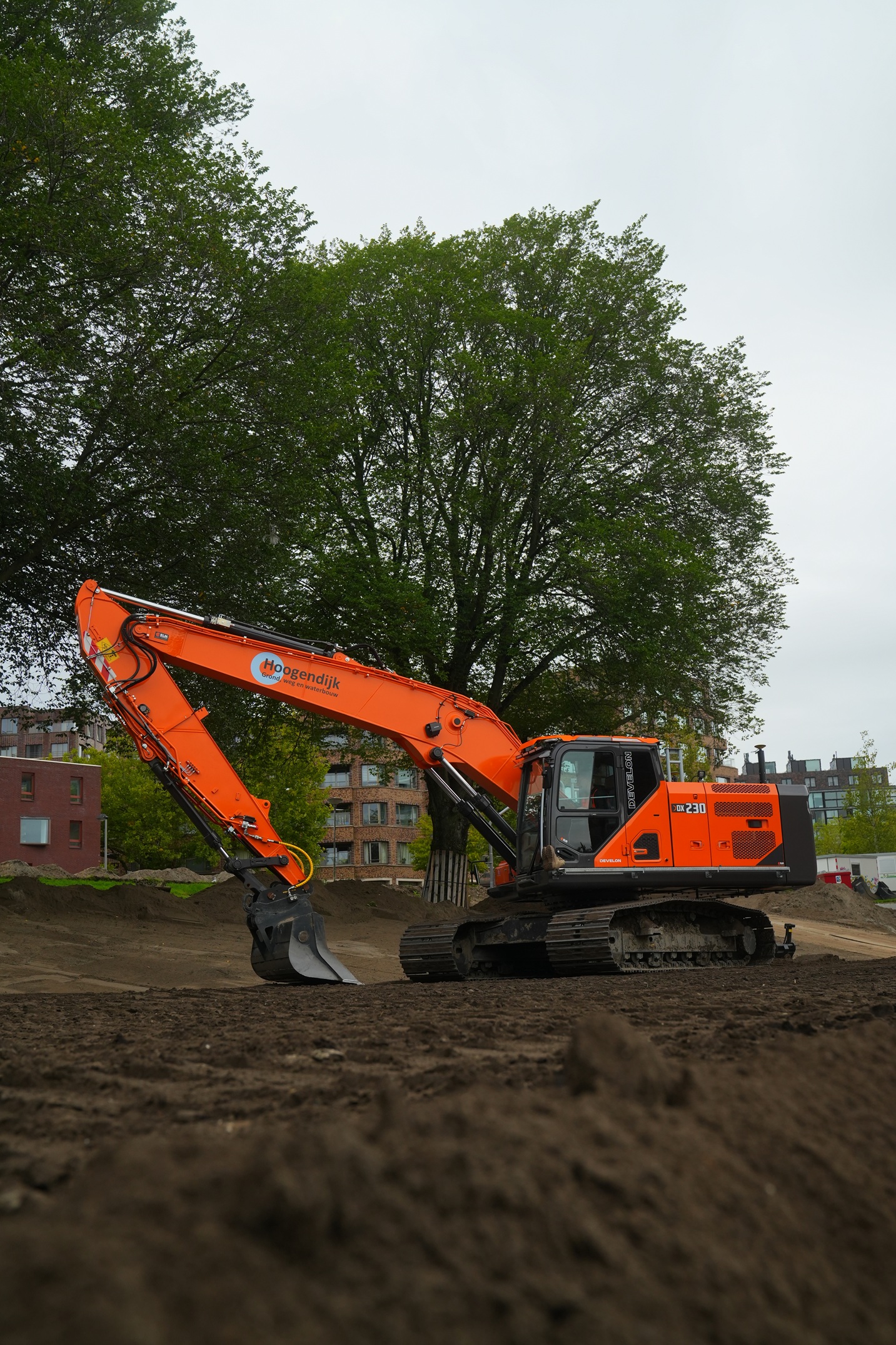 Hoogendijk doet veel rioolwerk, maar draait met zijn Develon zijn hand niet om voor grondwerk, zoals het afwerken van dijken.