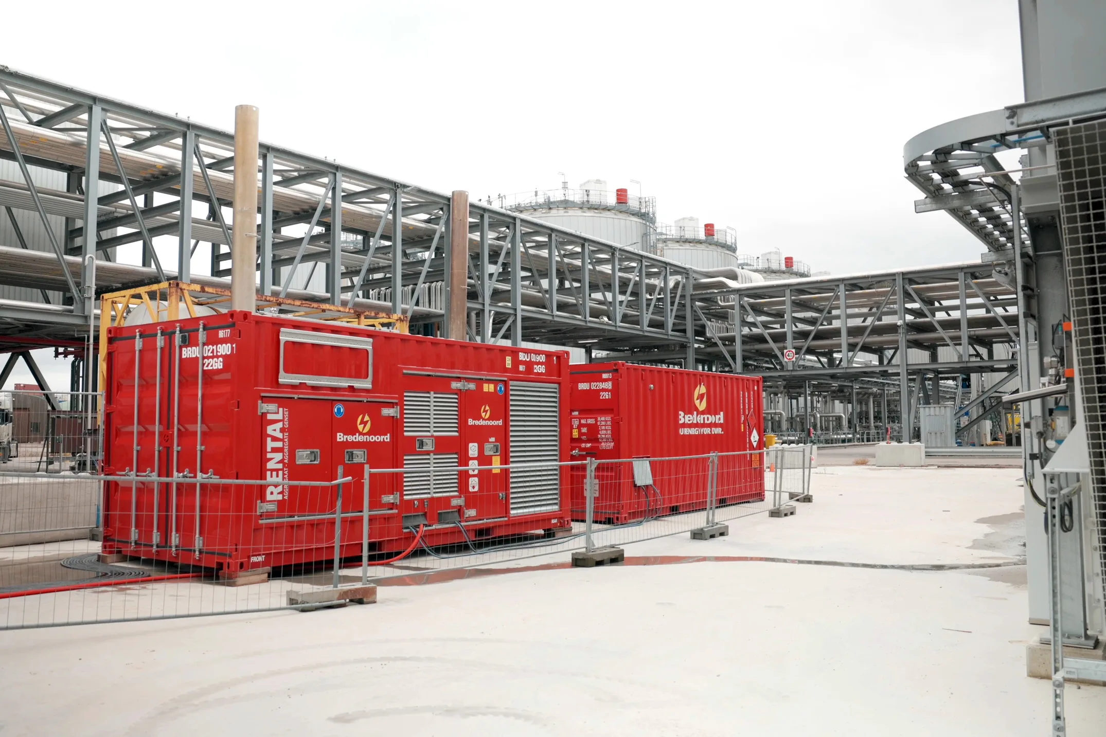 Links de Twinset 500 kVA Stage V Power met rechts de brandstoftank.