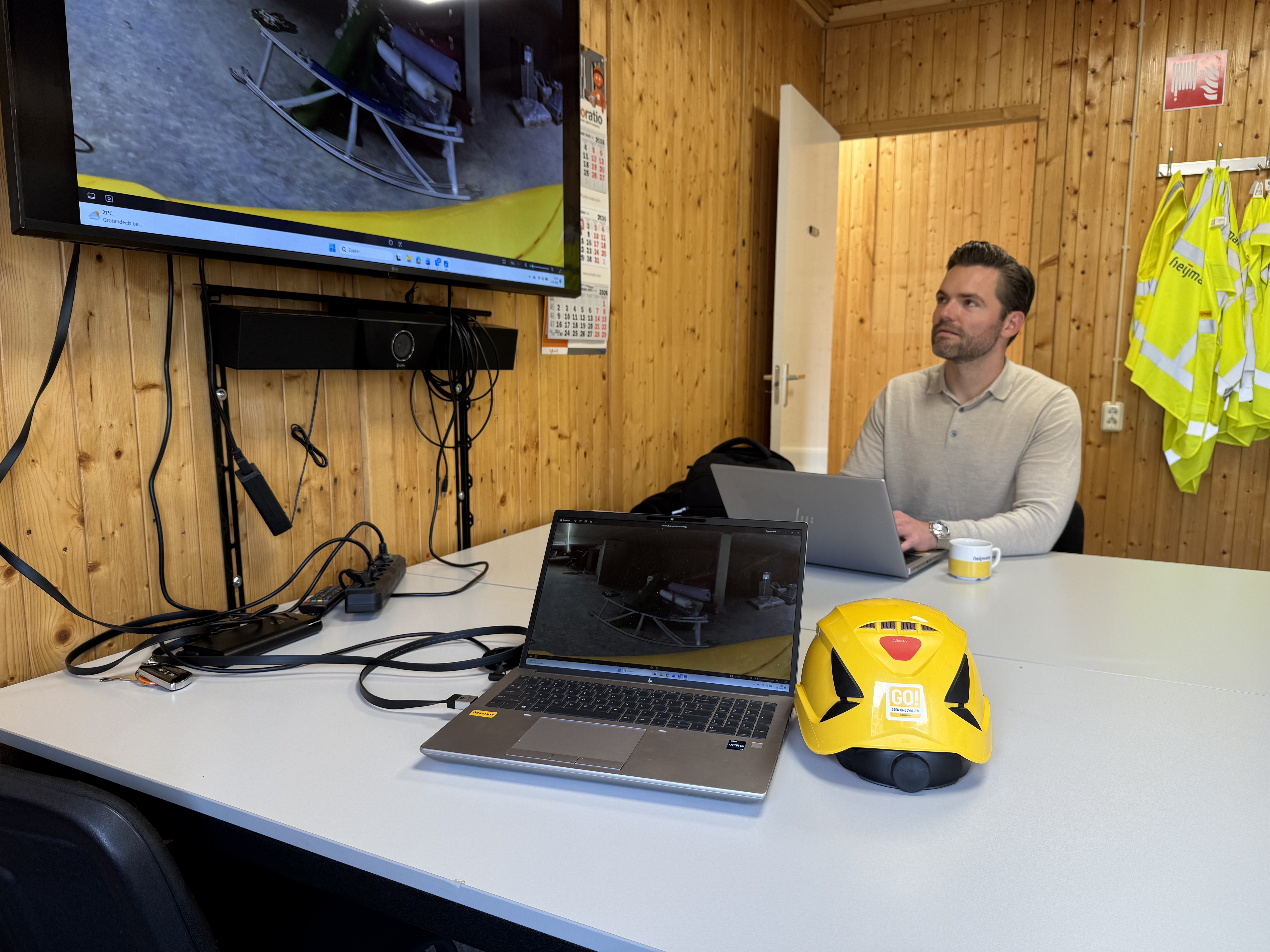 Programmanager VR veiligheid Thomas Smits bekijkt de camerabeelden in de keet. Foto: Heijmans.