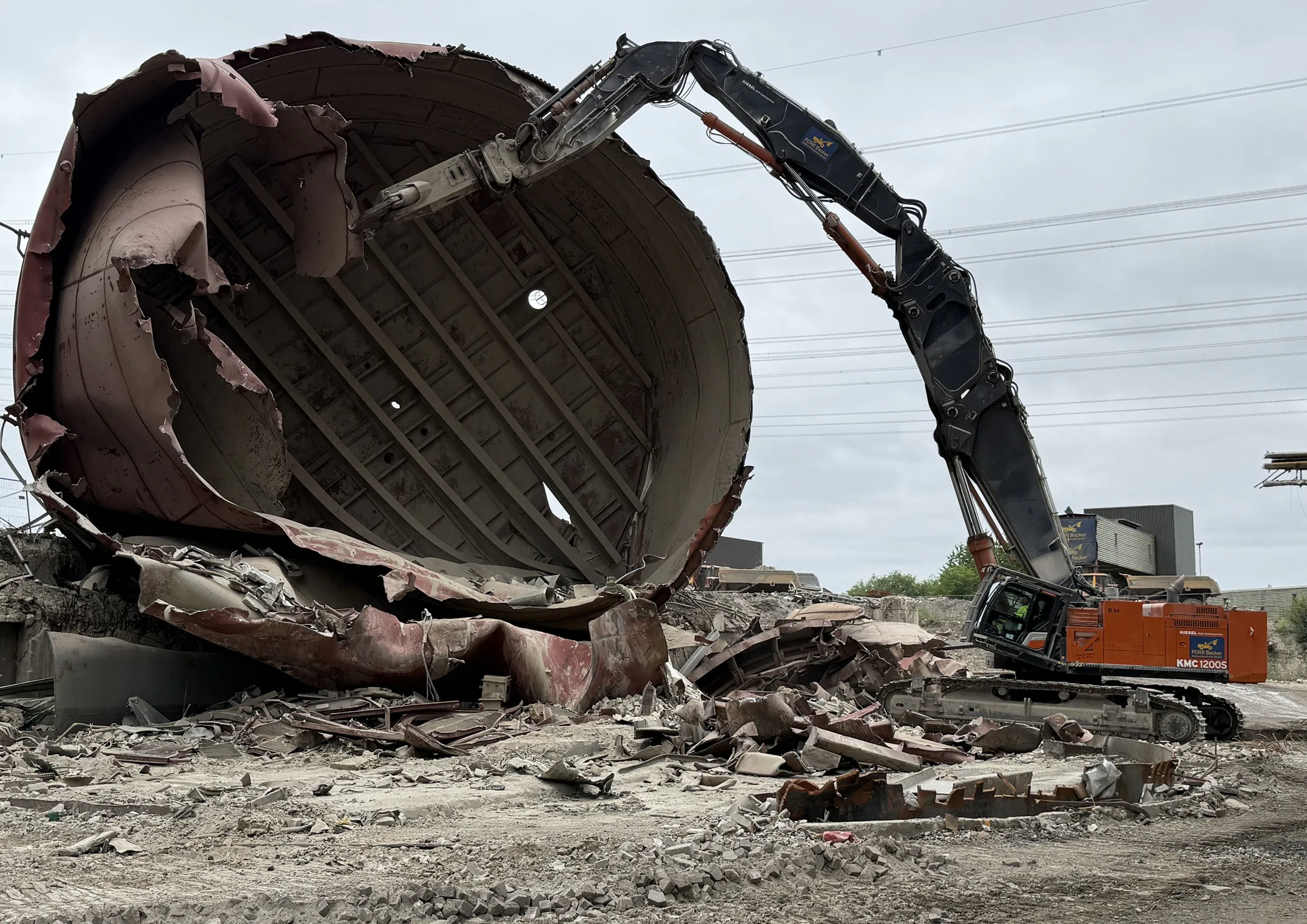 DXS-90 Schrootschaar van ca. 10 ton op een longreachmachine bij het slopen van een tank.