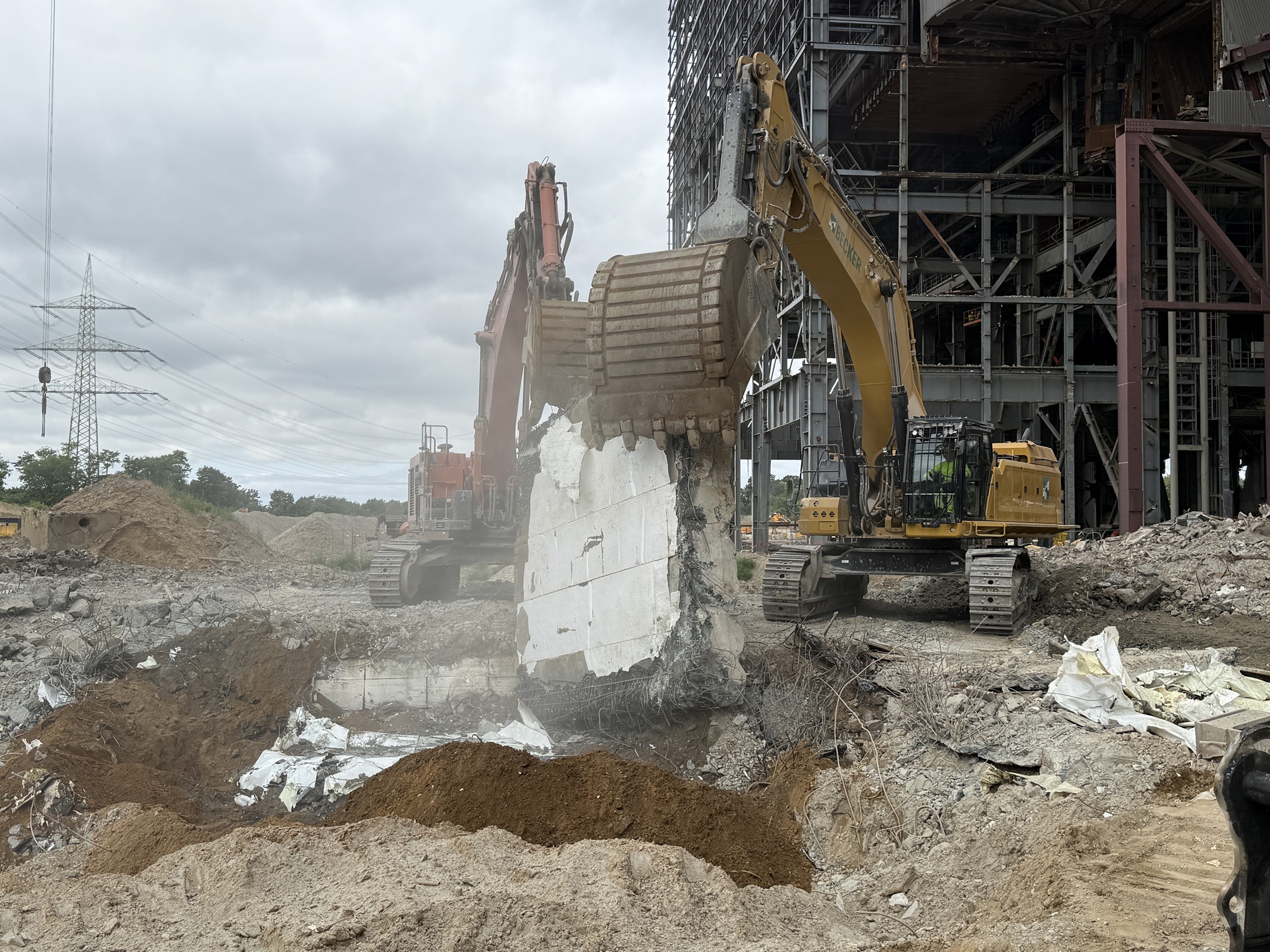 De betonplaat van zo’n 80 ton, tot een meter dik, die de DCC-110-D in ongeveer 25 minuten wegknipte.