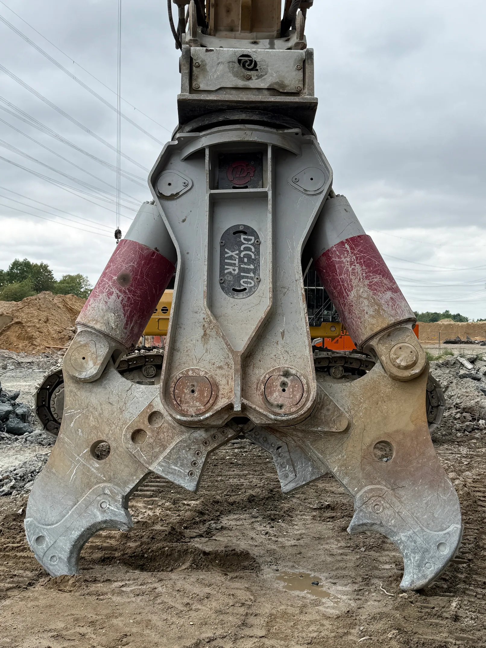 De DCC-110-D XTR met de bek open. Dankzij DemaPower 2.0 haalt de schaar een sluitkracht van 275 ton.
