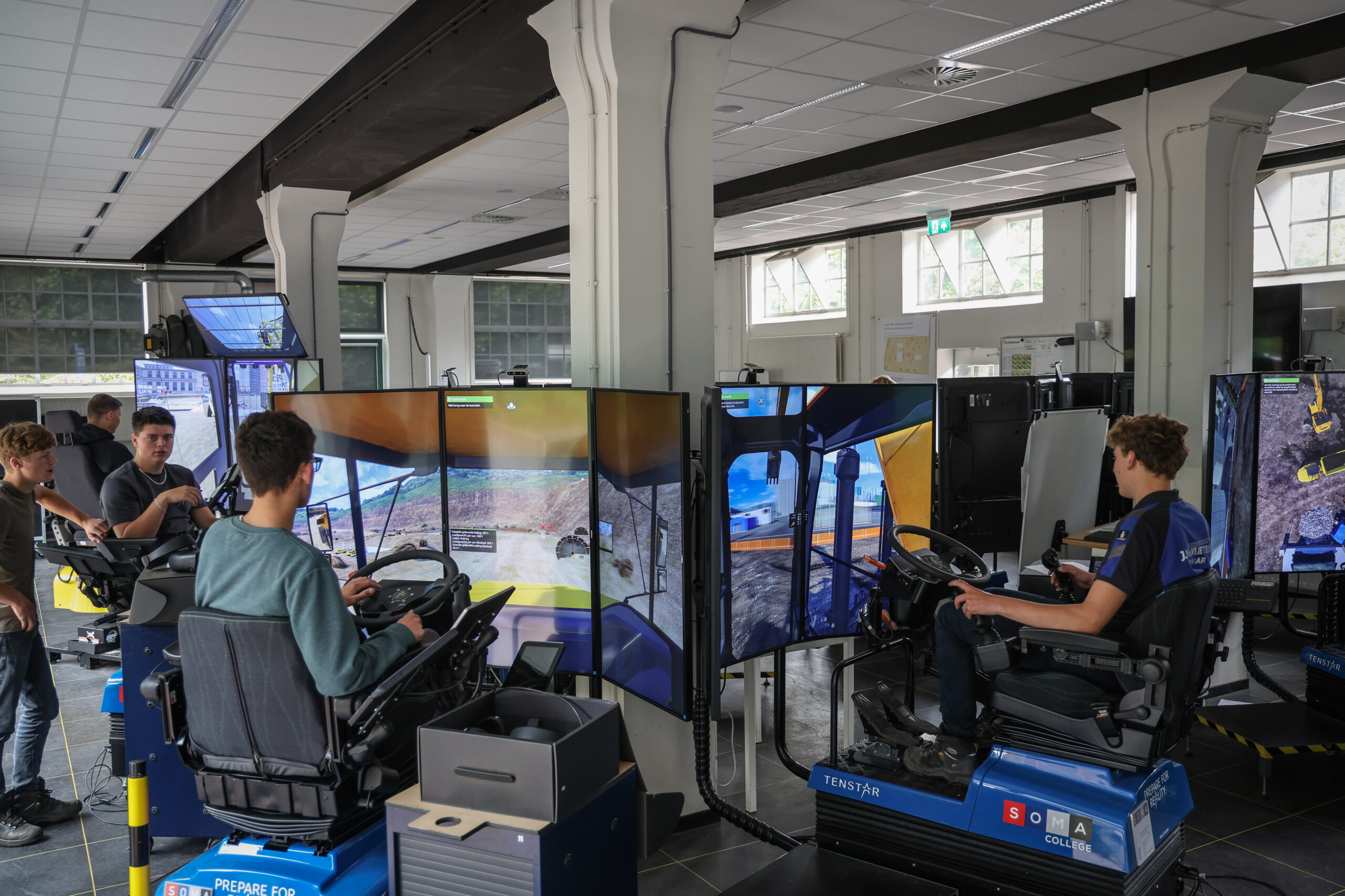 Leerlingen van SOMA oefenen met een simulator. Het aantal studenten blijft achter bij de snel groeiende vraag. Foto: Matthijs Verhagen.