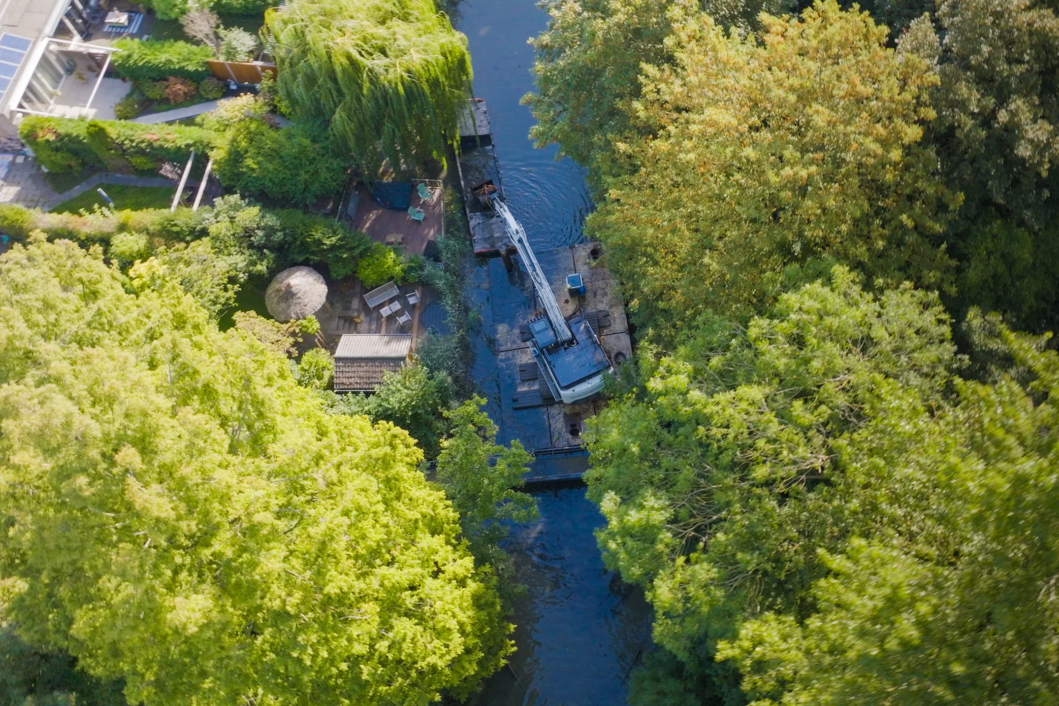 Voor het baggeren en laden vanaf een ponton is een lange giek vereist.