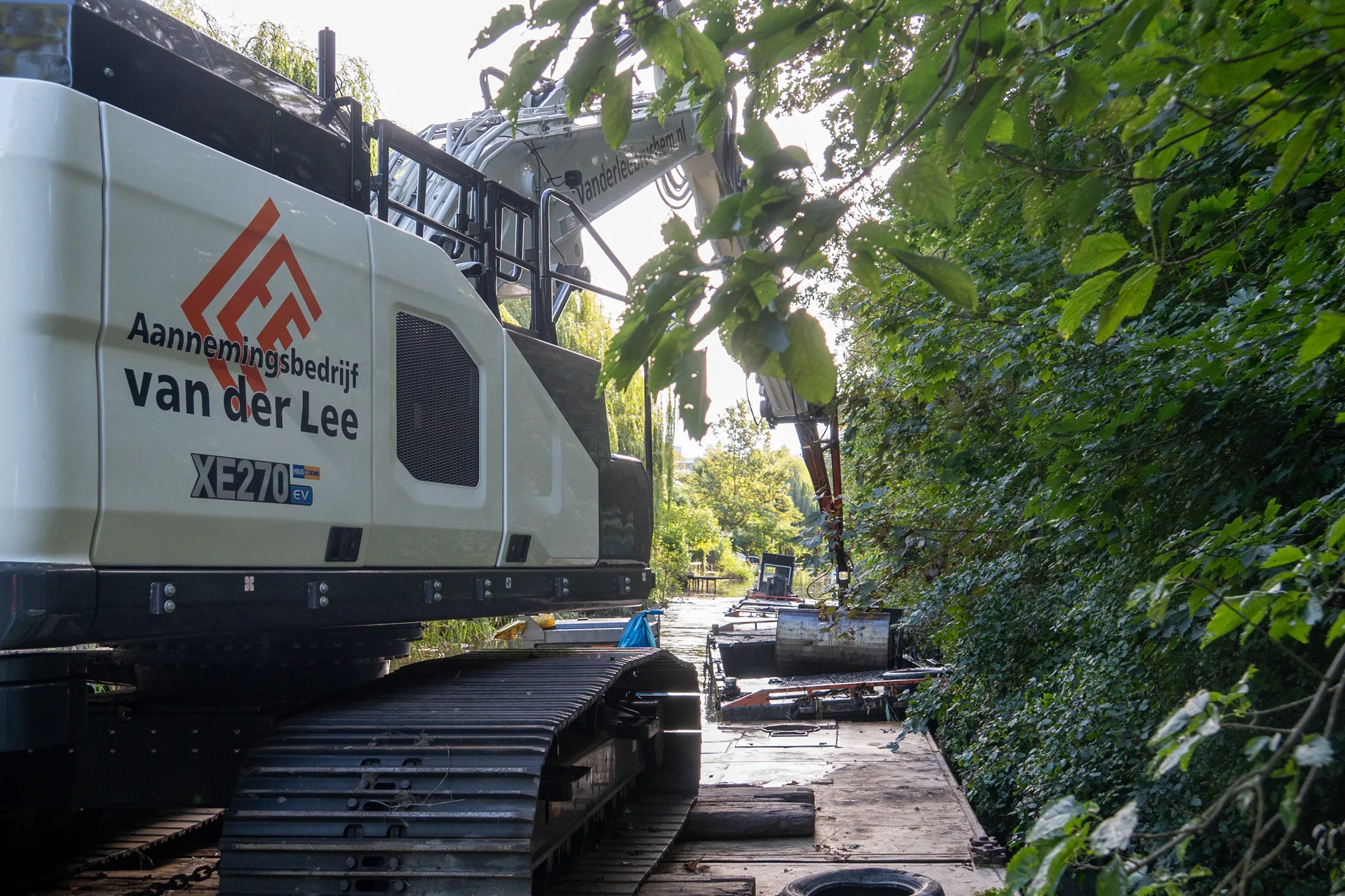 De giek is rechter gemaakt en is verlengd. Dan nog gebruikt Van der Lee een verlengstuk aan de giek.